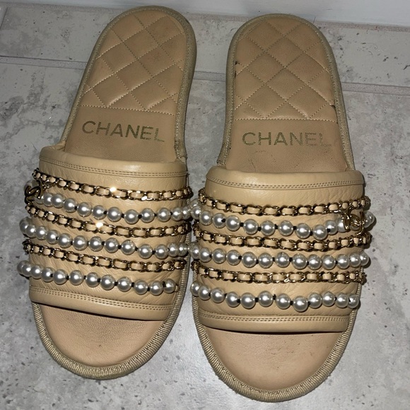 Pre-owned size small 38.5 Beige Chanel pearls & chains slippers. - Picture 1 of 4
